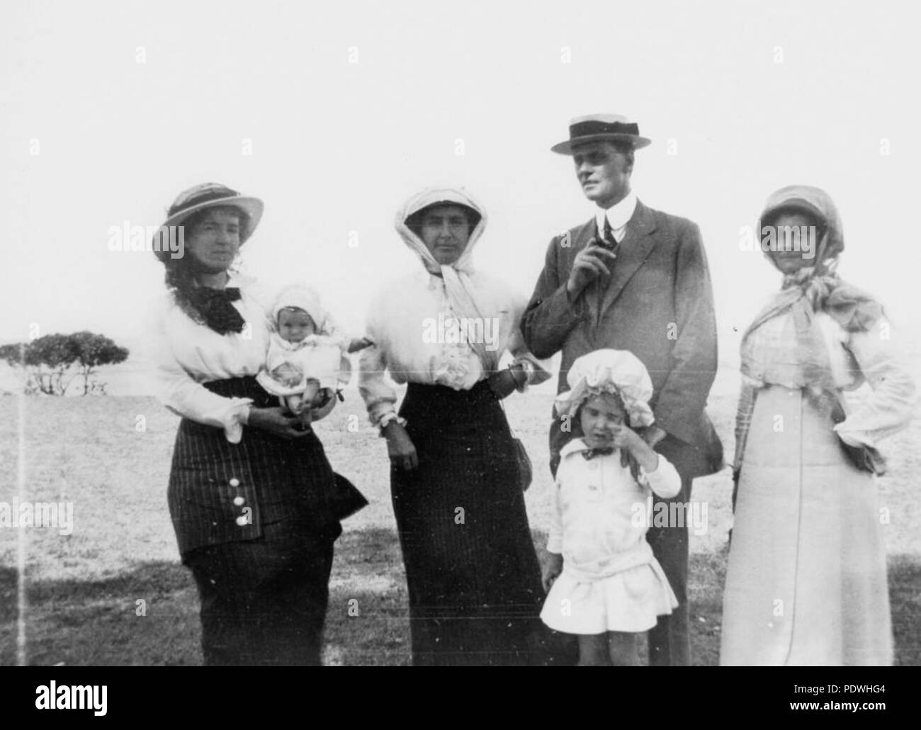 237 StateLibQld 1 164383 Reise zum Meer für die Familie Campbell, Cleveland, November 1914 Stockfoto