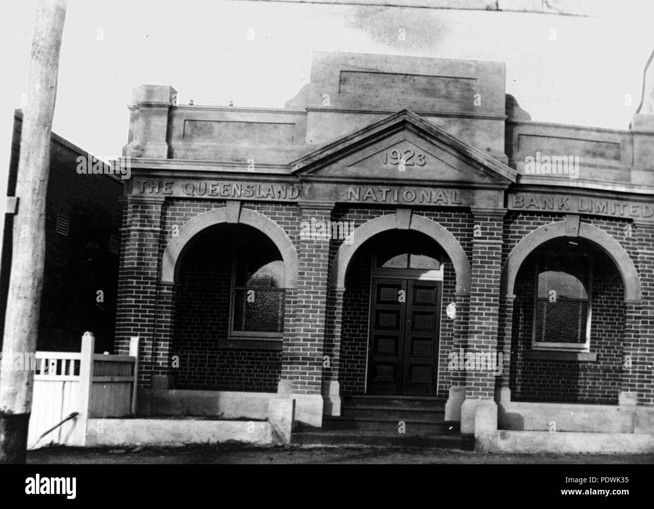 250 StateLibQld 1 203592 Queensland National Bank in Murgon, welche 1923 eröffnet Stockfoto