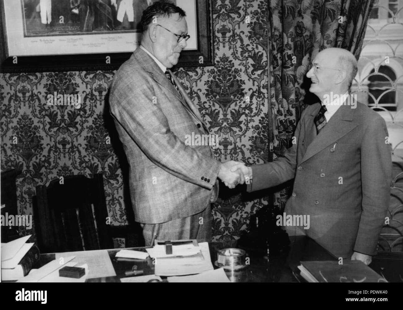 250 StateLibQld 1 203876 Herzlichen Glückwunsch an den neuen Oberbürgermeister von Brisbane, 1940 Stockfoto