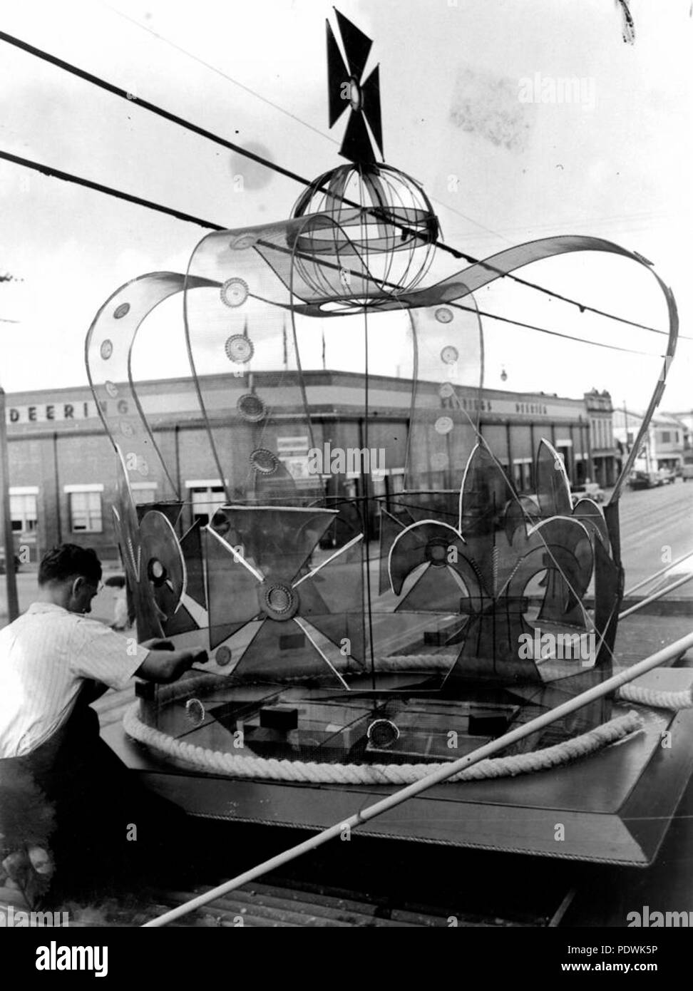 250 StateLibQld 1 204700 Brisbane bereitet sich auf die Ankunft der Königin und der Herzog von Edinburgh, März 1954 Stockfoto
