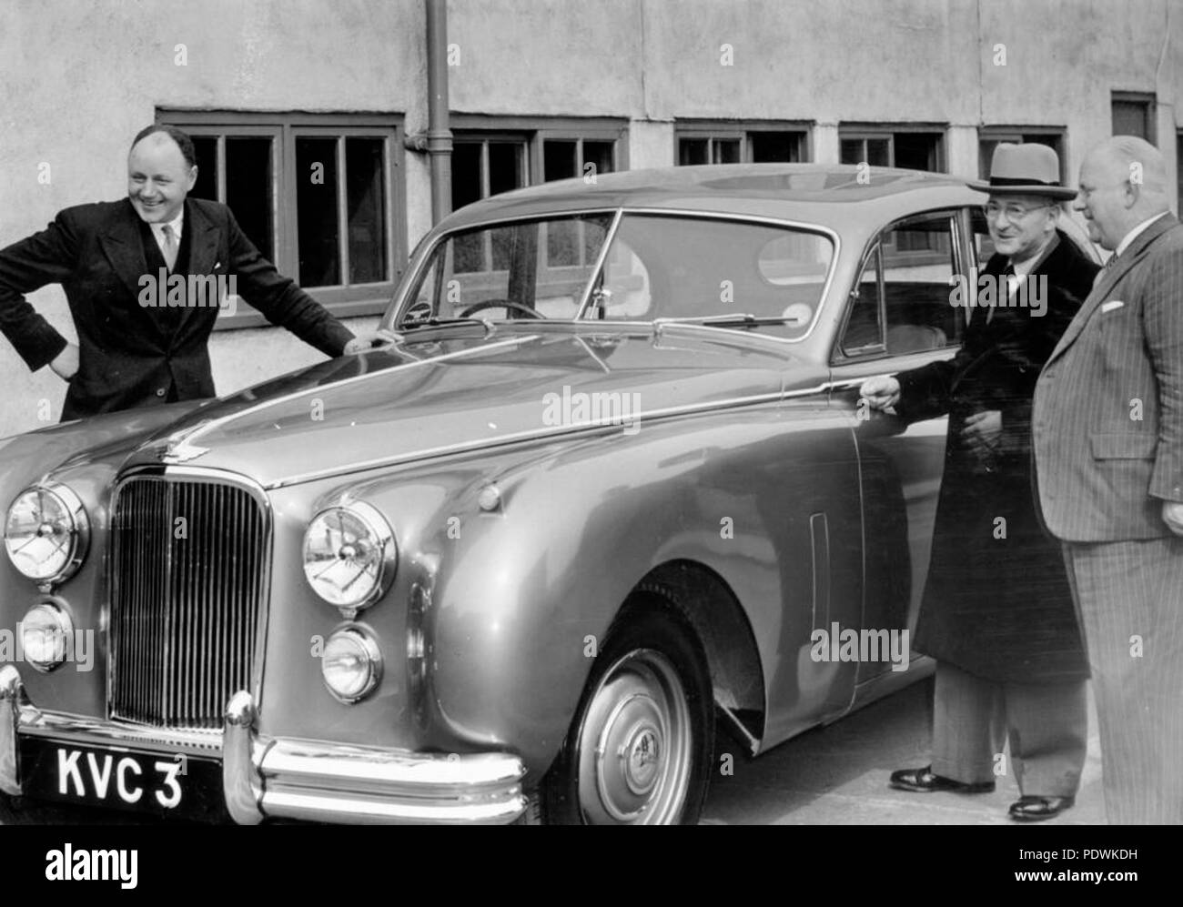 251 StateLibQld 1 207793 John beals Krämer nimmt seine neue Mark VII Jaguar in England, 1951 Stockfoto