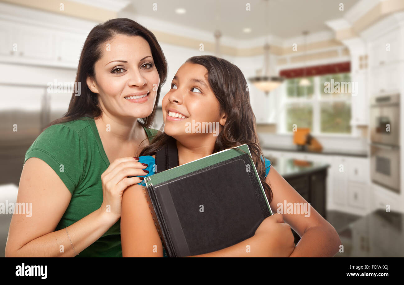 Stolz Hispanic Mutter und Tochter in der Küche zu Hause bereit für die Schule. Stockfoto