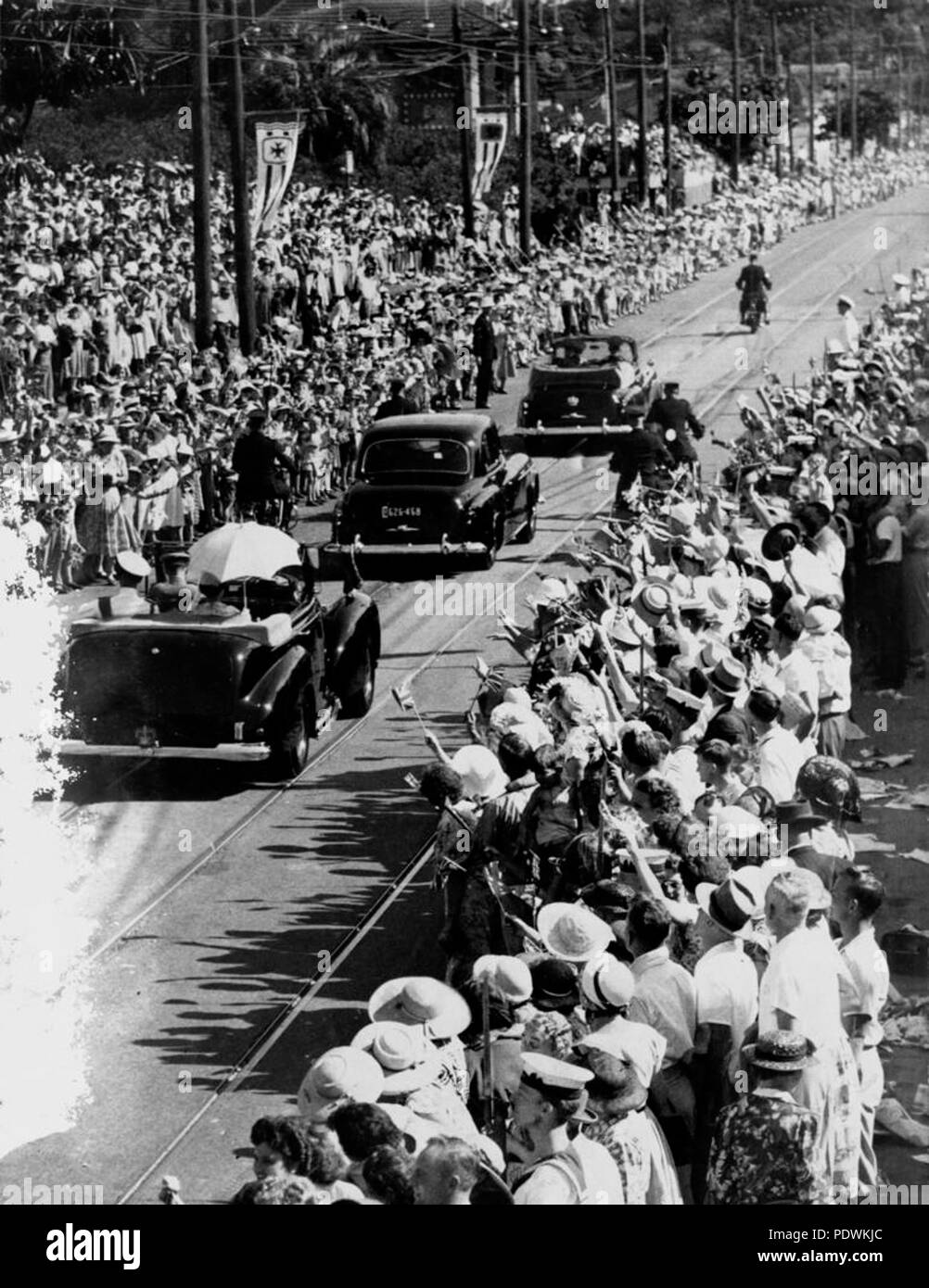 251 StateLibQld 1 210630 Menschenmengen in den Straßen Königin Elizabeth II. nach ihrer Ankunft in Brisbane im März 1954 zu sehen Stockfoto