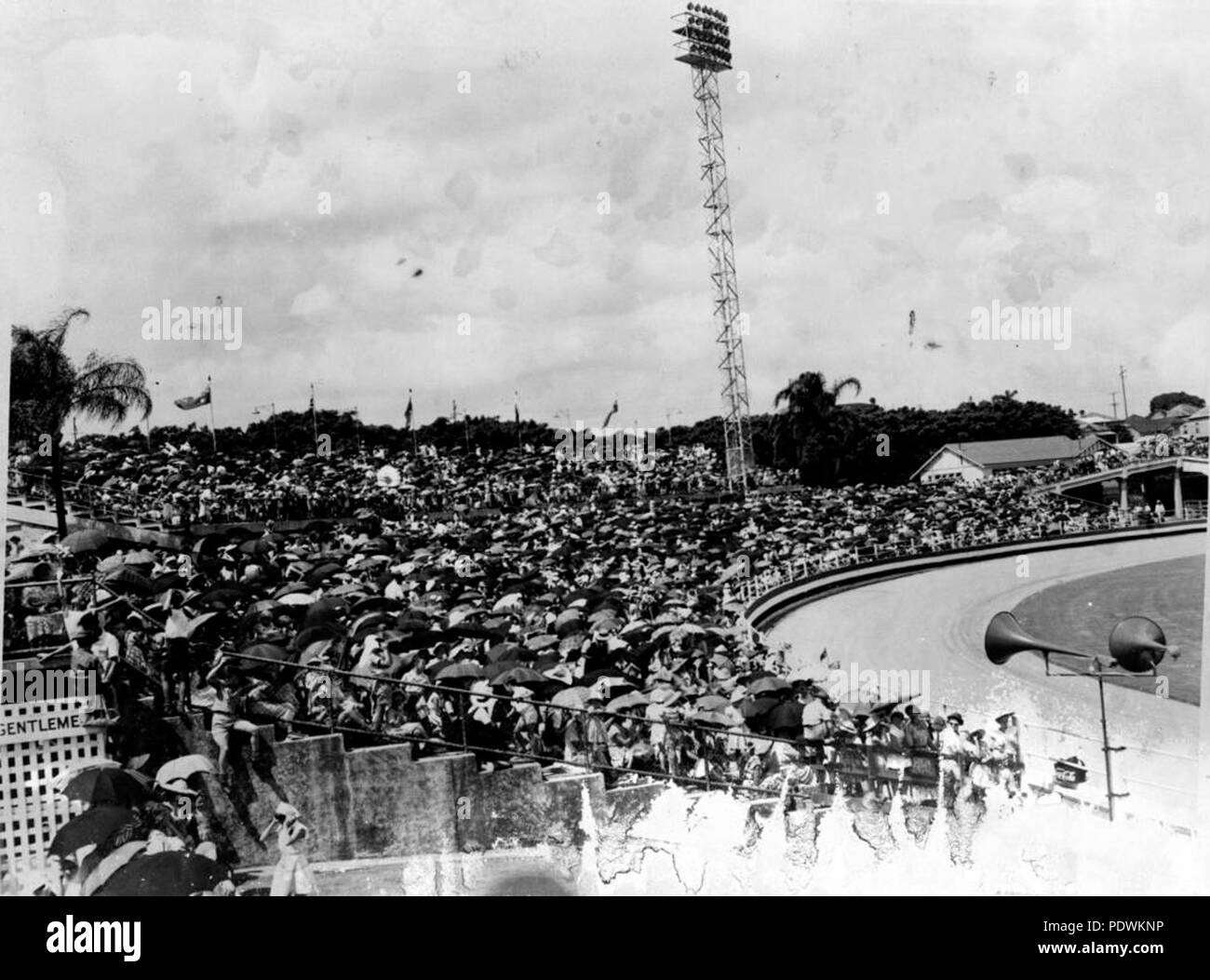 252 StateLibQld 1 212032 Massen an Brisbanes Messegelände warten auf die Ankunft der Königin Elizabeth II. und Prinz Philip, März 1954 Stockfoto