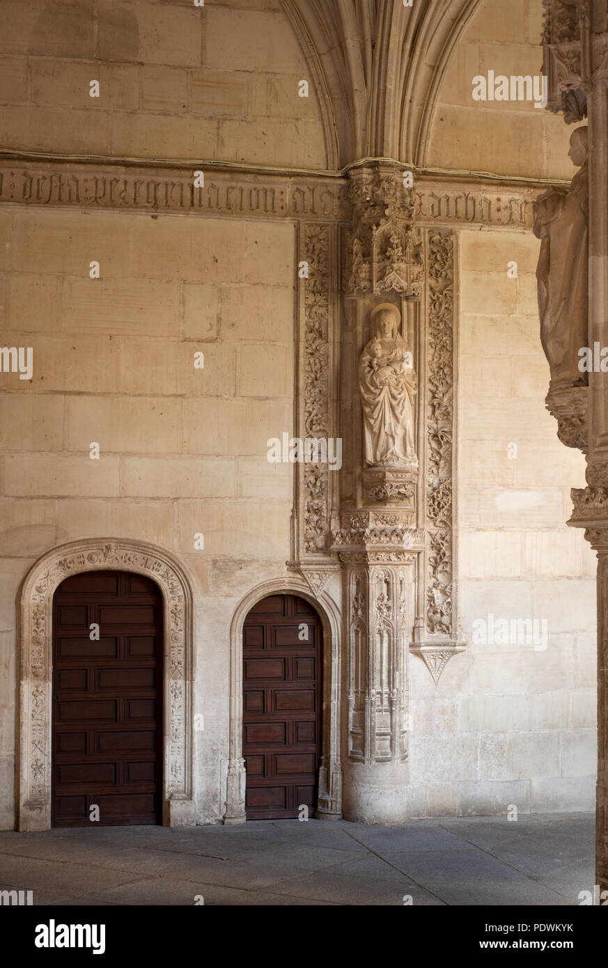 Toledo; Kathedrale Santa María de Toledo. Gotischer Kreuzgang. Portale und Säule Stockfoto