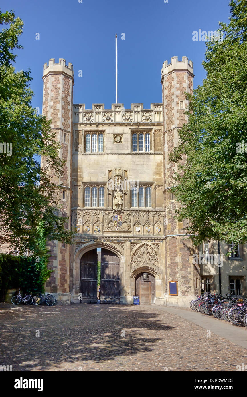 Eingang zum Trinity College in Cambridge, Großbritannien Stockfoto