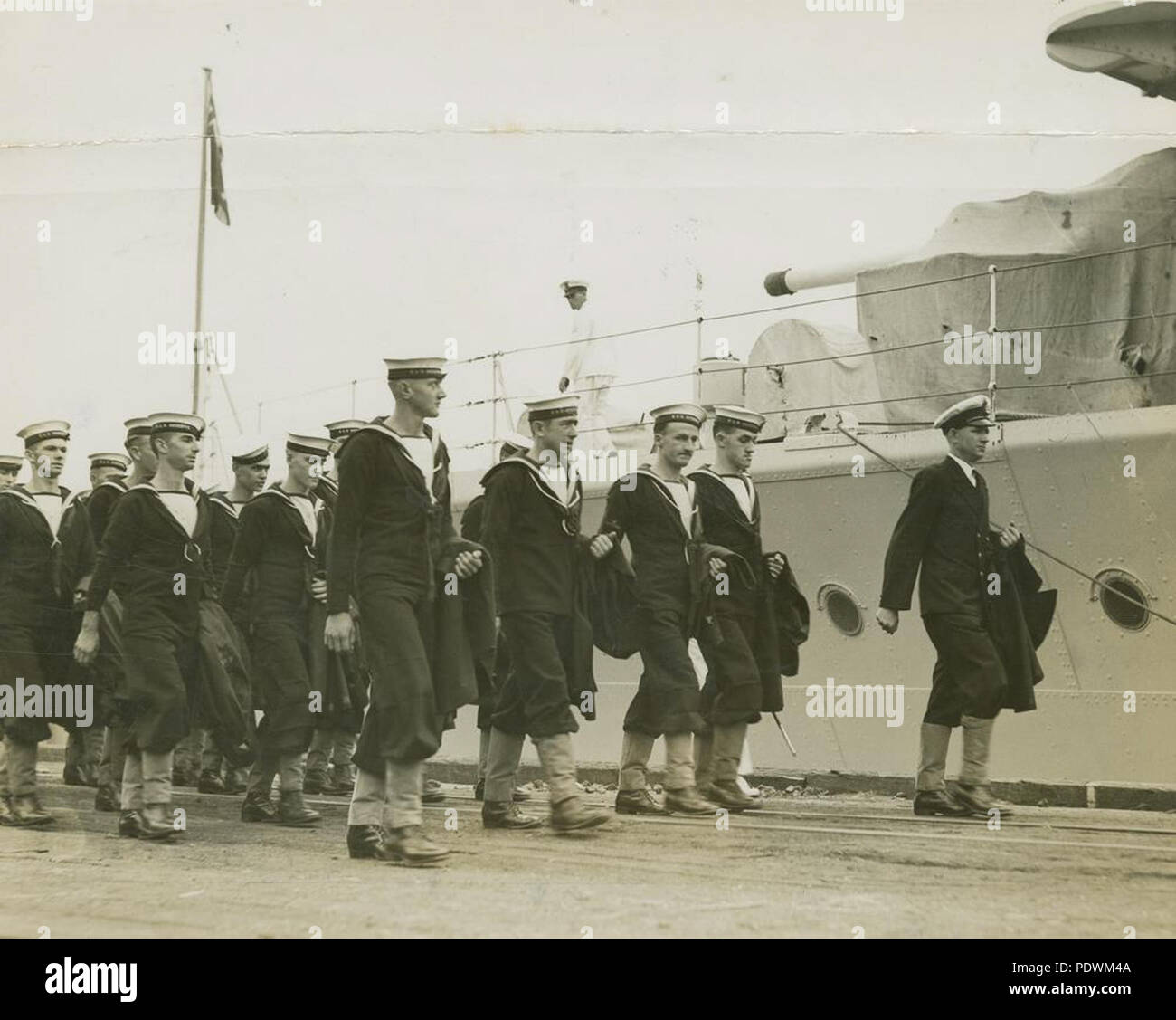 256 StateLibQld 1 250952 Gruppe von Naval behält sich kommen auf den Docks bereit für Ausbildung Stockfoto