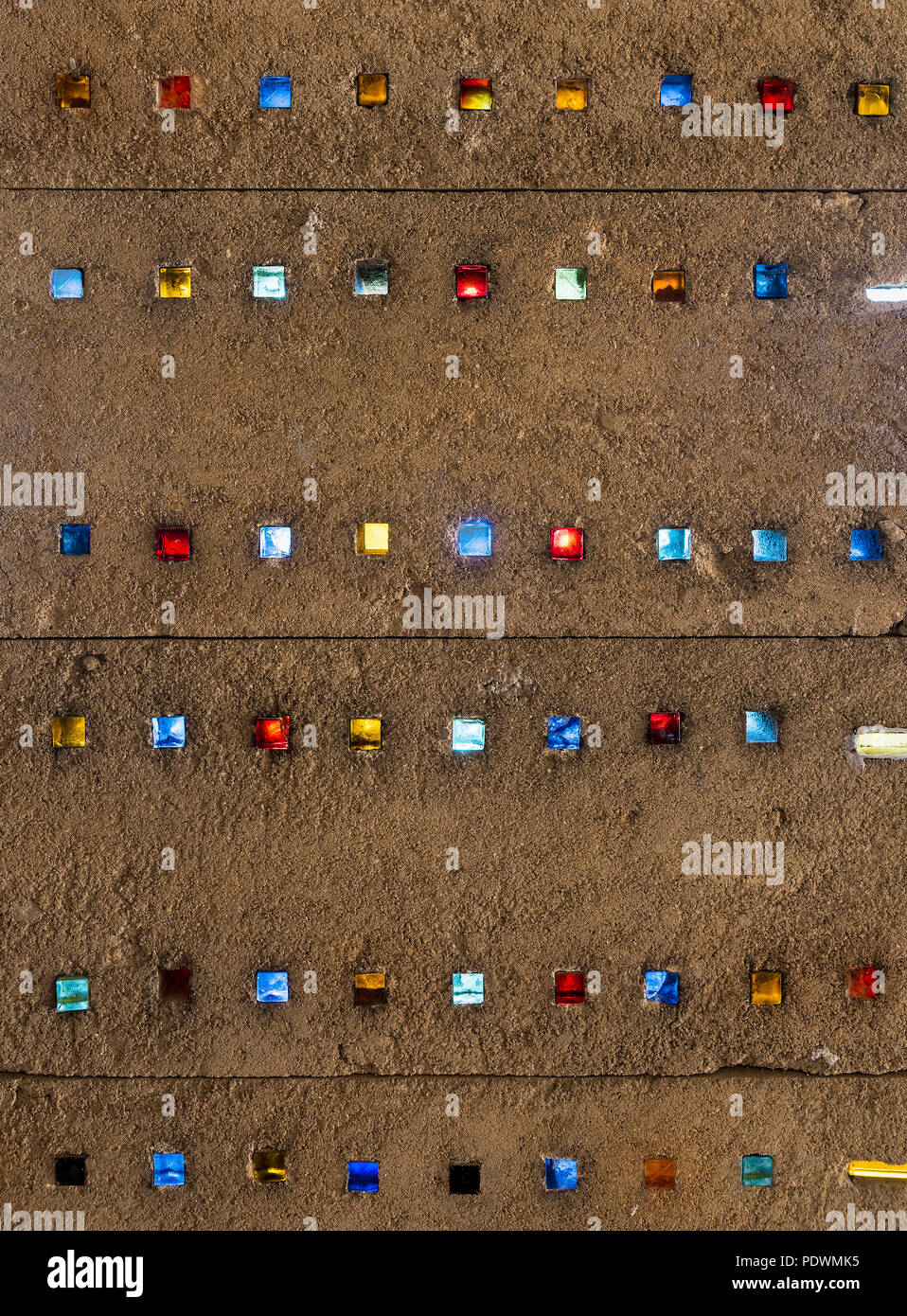 Glasmalerei architektonisches Detail, Annie Pfeiffer Kapelle von Frank Loyd Wright für Florida Southern College, Lakeland, Florida, USA, klein, ein Stockfoto