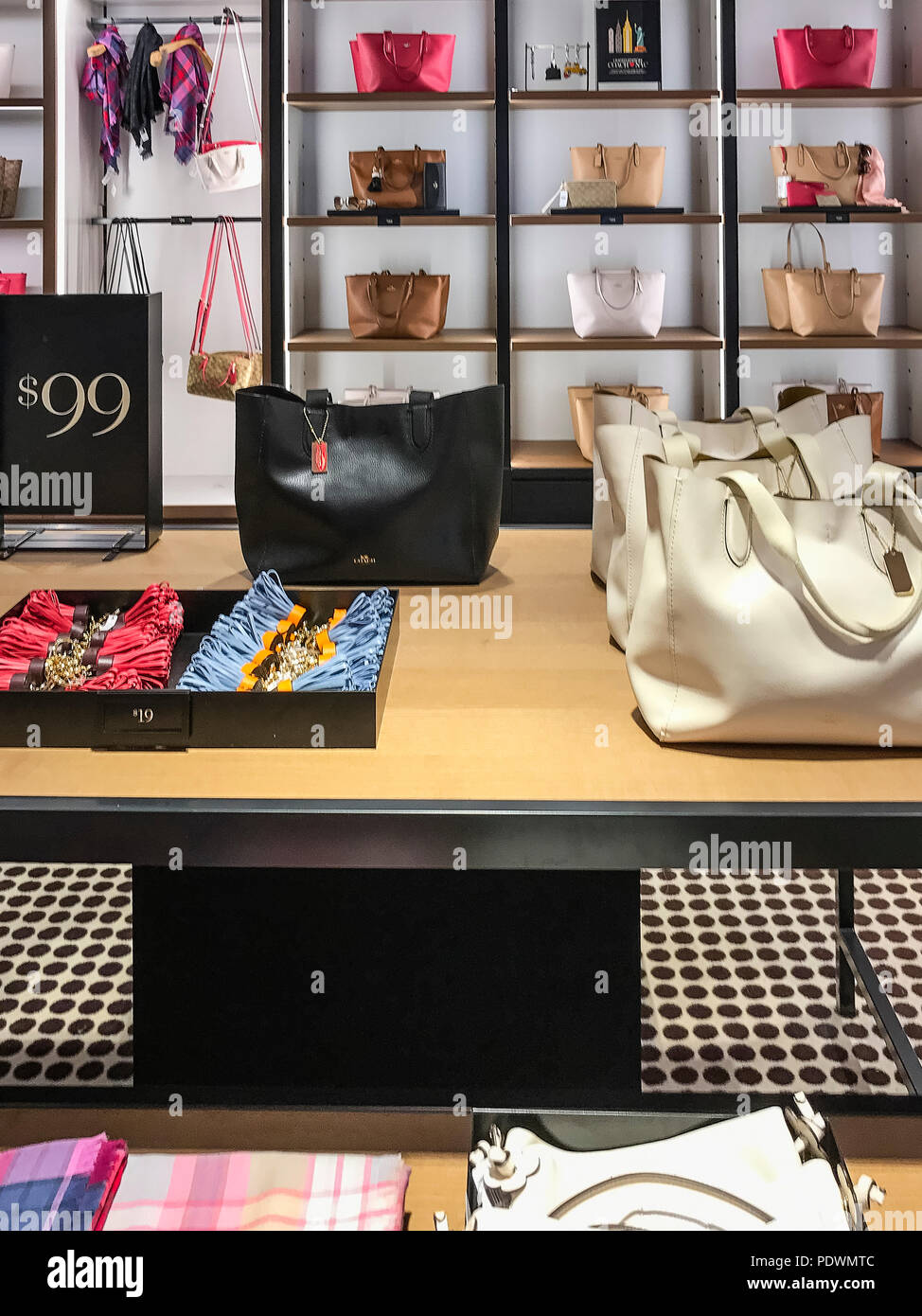 Interieur Anzeige der Coach Outlet Store, Florida, USA. Stockfoto