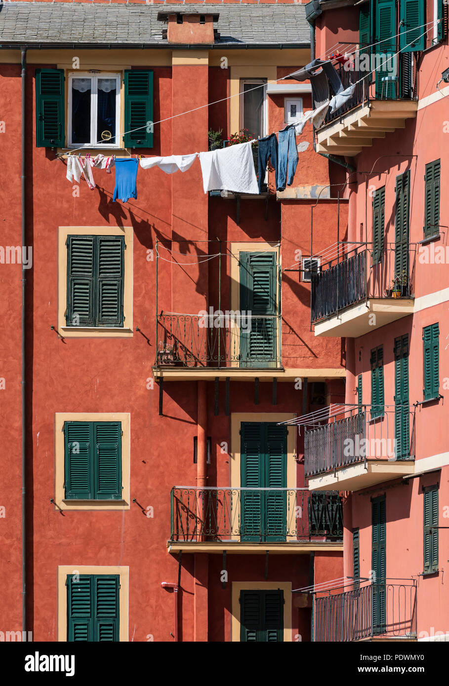 Farbenfrohes Apartment Gebäude, Camogli, Ligurien, Italien. Stockfoto