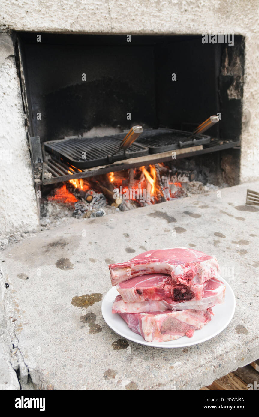 Rohe Steaks fiorentina - Stil, typisch für die Toskana, Italien, bereit, in einem Holzofen gekocht zu werden Stockfoto