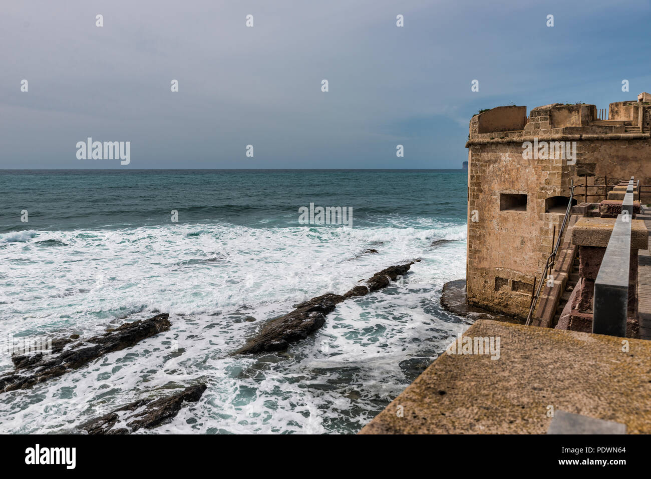 Dunkle Wetter in Alghero auf der italienischen Insel Sardinien oder Sardinien Stockfoto