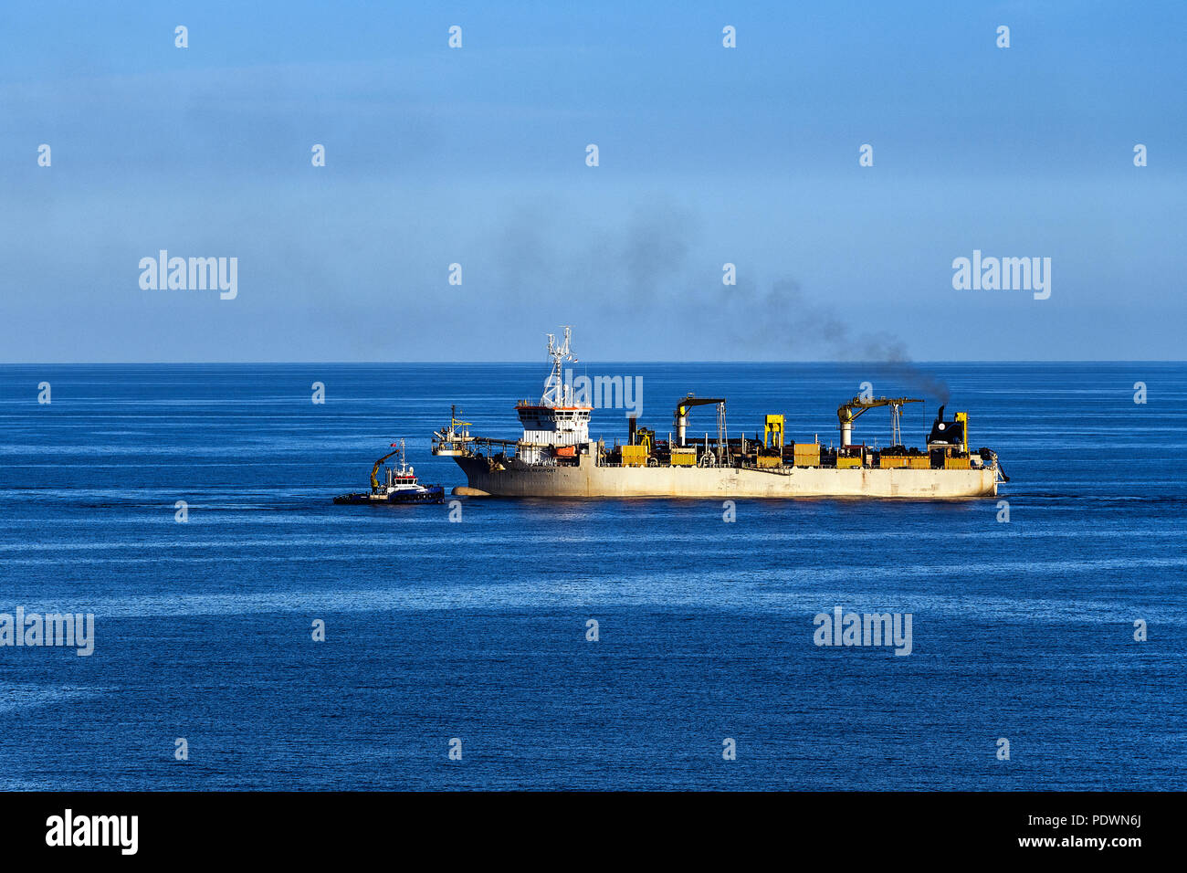 Trailing Suction Hopper Schwimmbagger unterstützt von einem Tug Boat, Medeterranean Meer Stockfoto