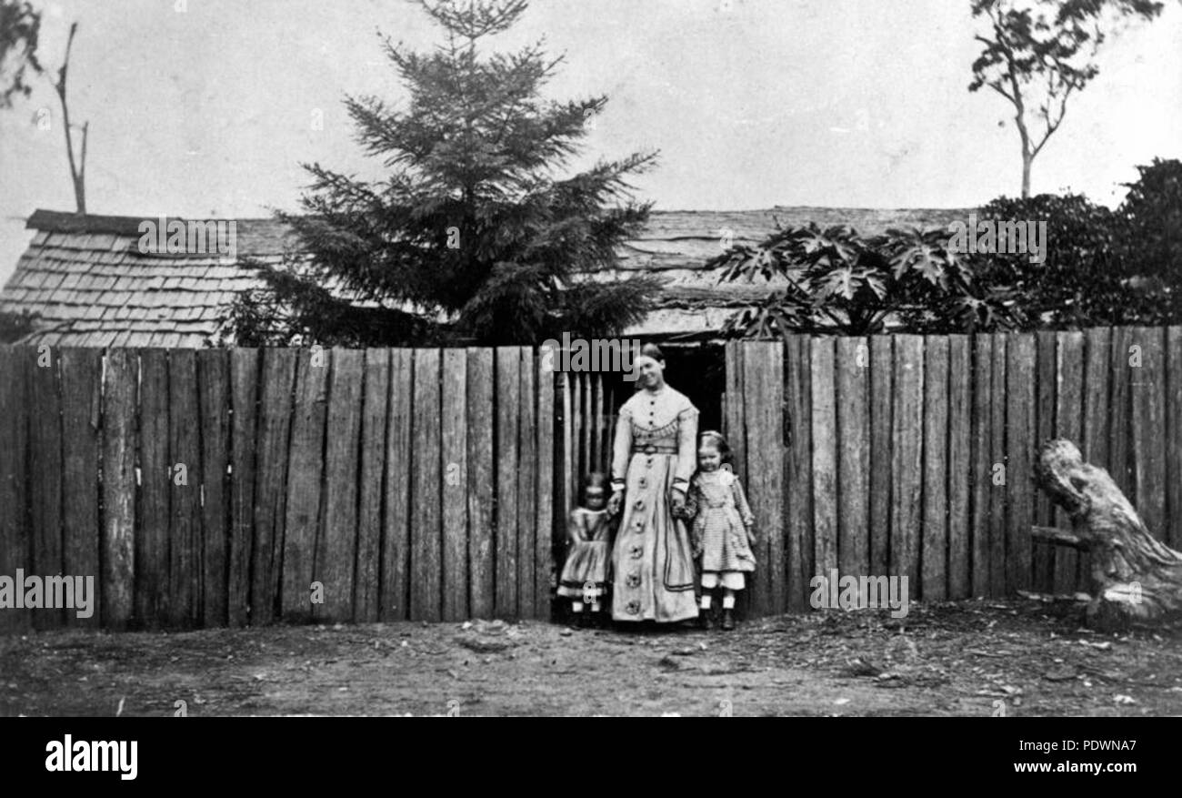 271 StateLibQld 1 70943 Kies und Rinde überdachten Haus, Gympie, Ca. 1872 Stockfoto