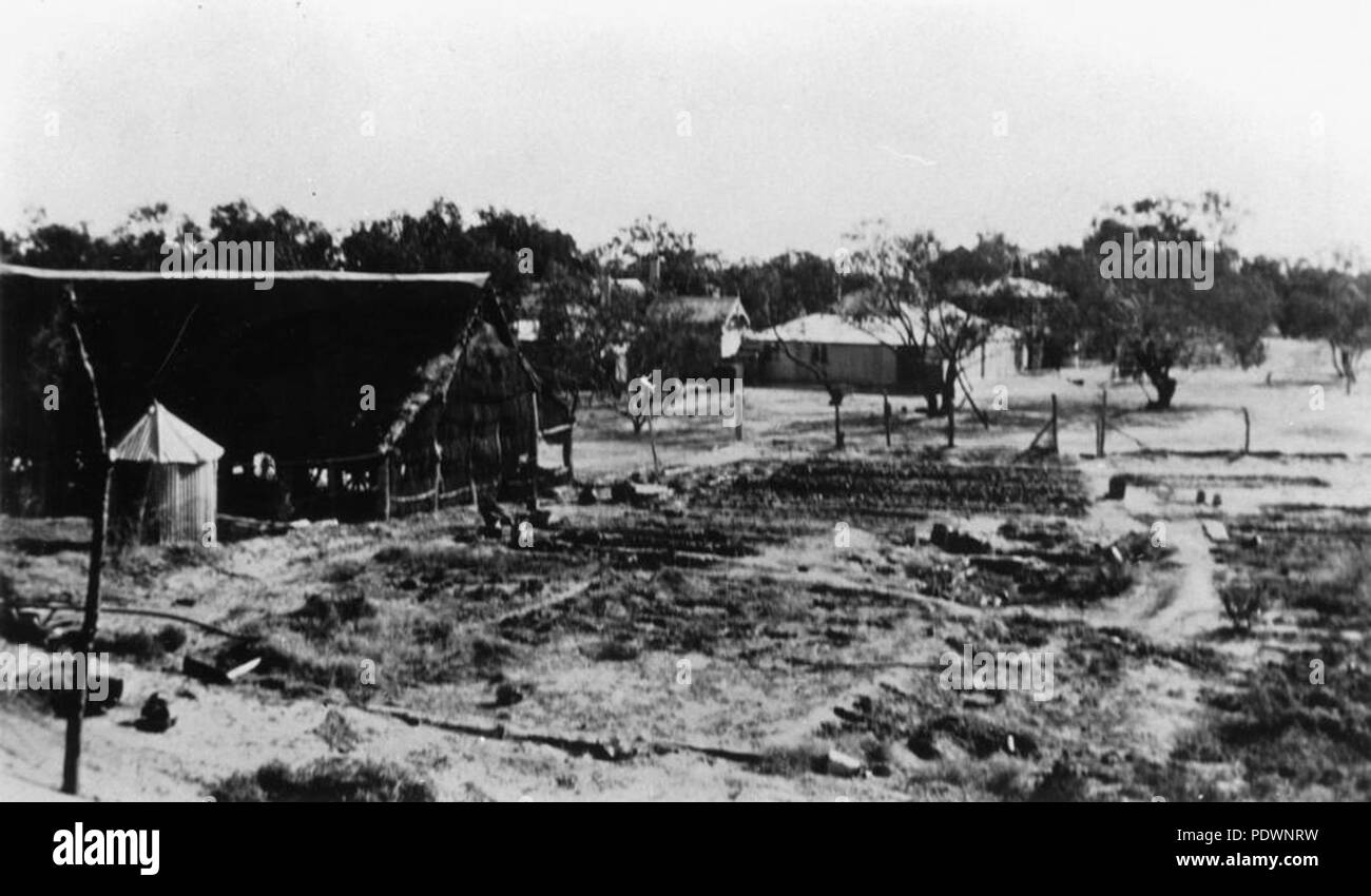273 StateLibQld 1 77162 Gebäude und Gärten bei Currawilla Station, westlichen Queensland, 1929 Stockfoto