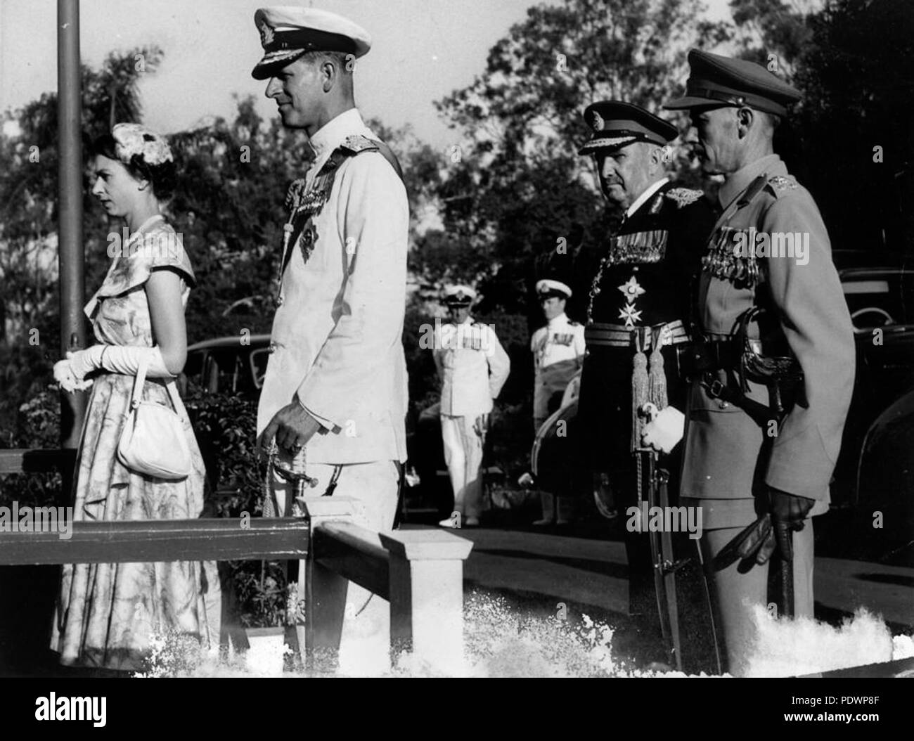 278 StateLibQld 1 99060 Königin Elizabeth II. und Prinz Philip, Herzog von Edinburgh, Ankunft im Government House, Brisbane, 1954 Stockfoto