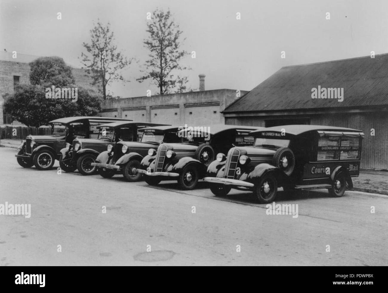 278 StateLibQld 2 101748 Flotte von Zeitungs-LKW vom Courier Mail, Brisbane Stockfoto