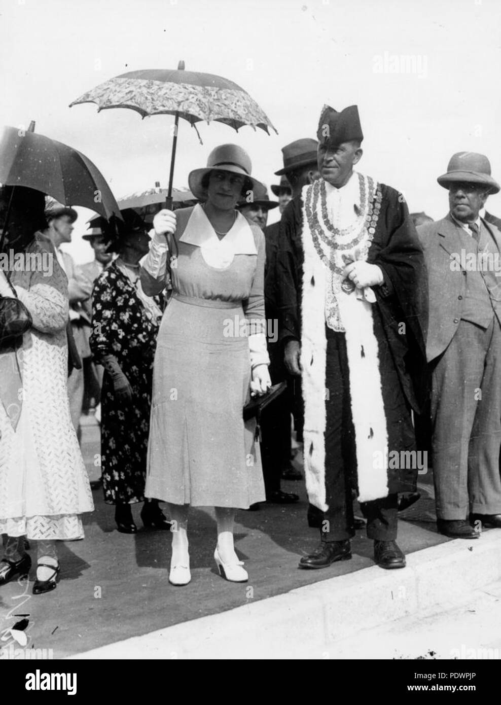 279 StateLibQld 2 105008 Brisbane Oberbürgermeister J. W. Greene und seiner Frau bei der Eröffnung der William Jolly Bridge, 30. März 1932 Stockfoto