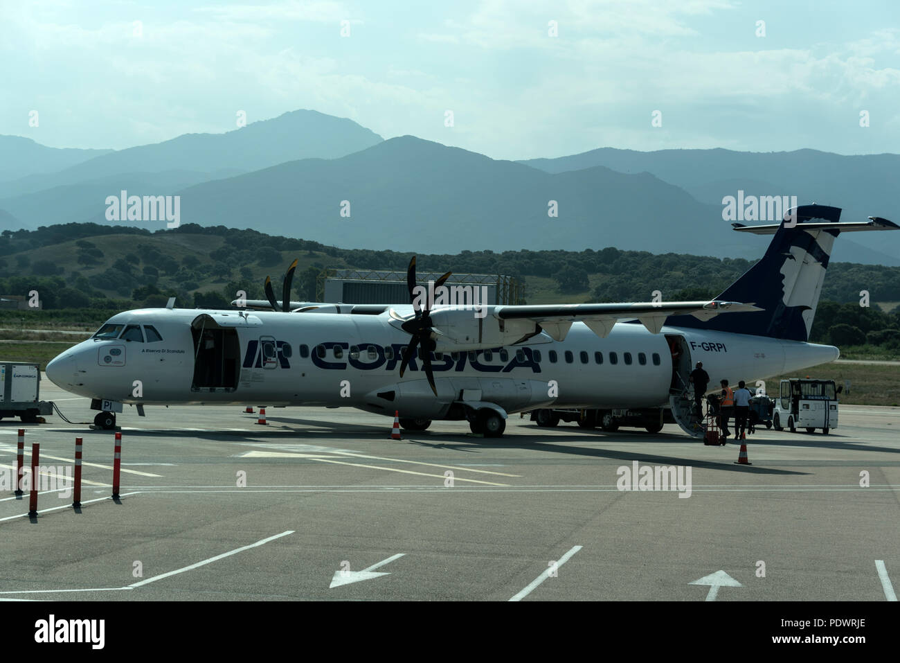 Die Fluggäste eine Korsische ATR 72 zweimotorige Turboprop für eine kurze Haul in Ajaccio Flughafen Napoleon Bonaparte in Ajaccio auf Korsika Stockfoto