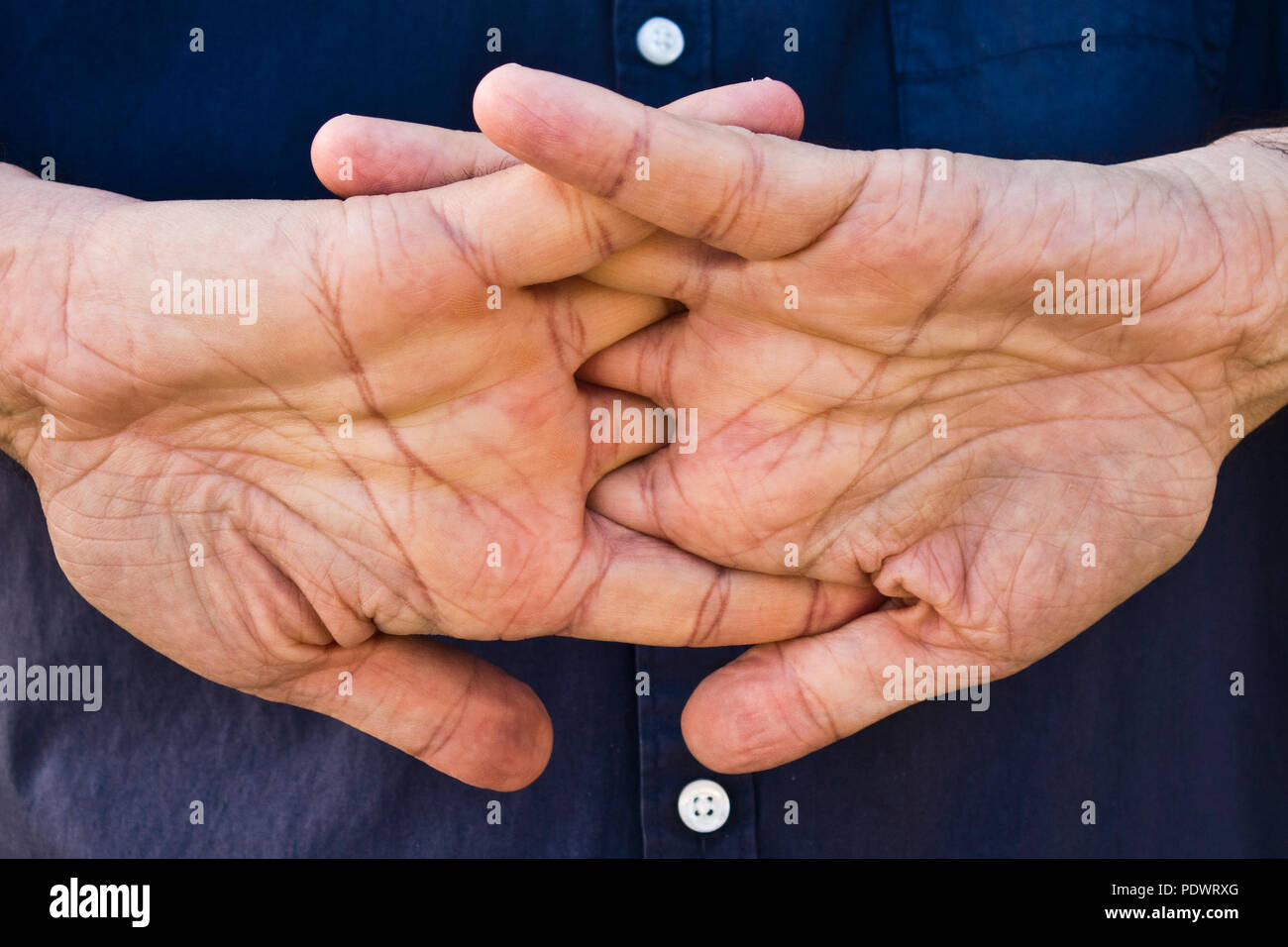 Mann streckte seine Hände Stockfoto