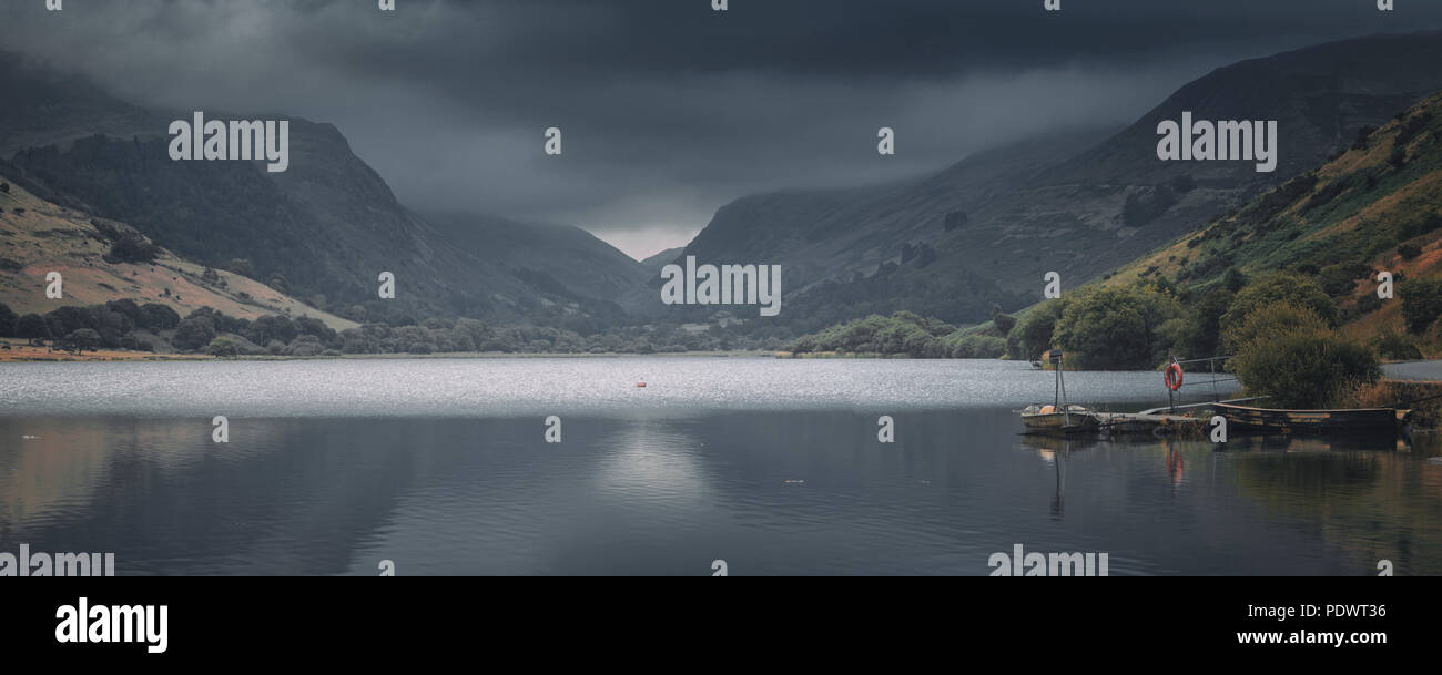 Blick auf die Nordseite des malerischen glaciar Talyllyn See bei bewölkten Morgen in Wales, Großbritannien Stockfoto