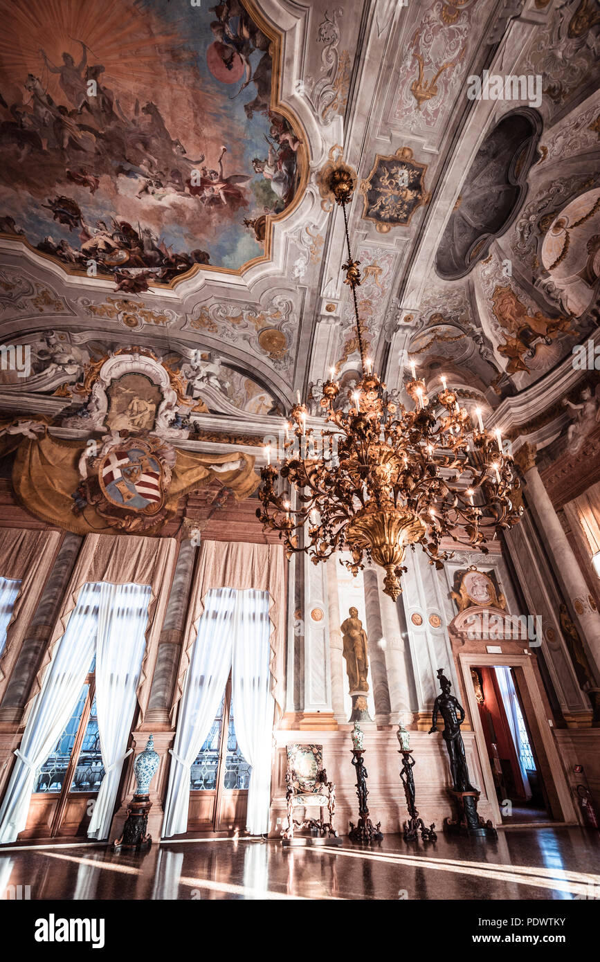 Der Grand Salon oder Ballsaal im Piano Nobile, der Ca' Rezzonico, einem Palazzo am Canale Grande, Venedig, Italien, am Nachmittag Stockfoto