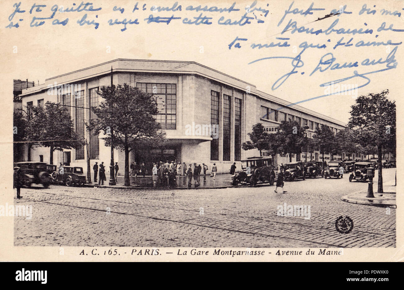 8 Abeille AC165 - PARIS - La Gare Montparnasse - Avenue du Maine Stockfoto