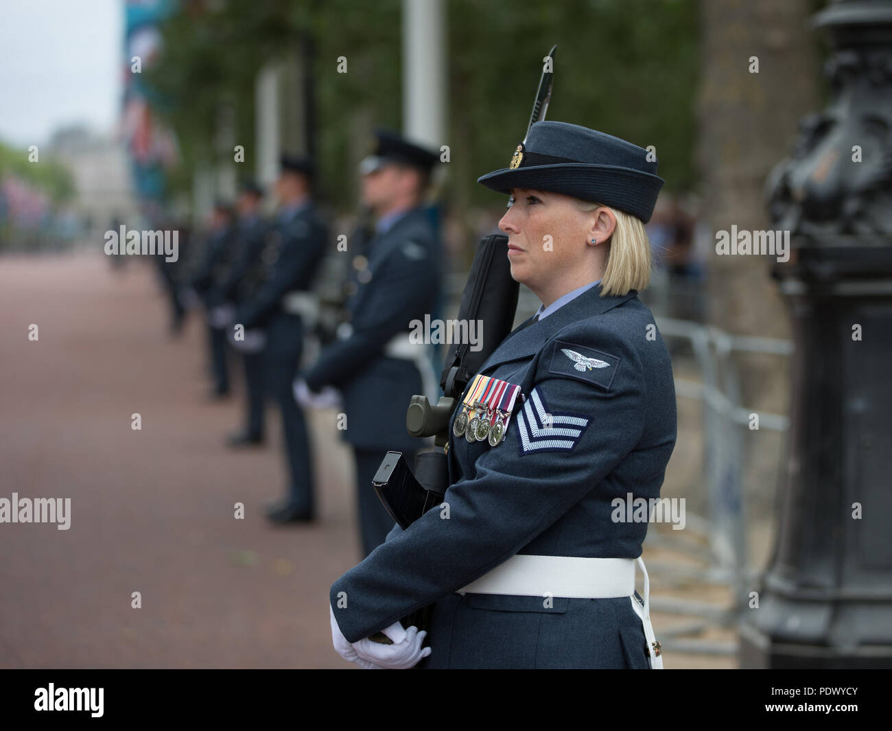 Feiern für RAF 100 begann am 1. April 2018 bei der Royal Air Force drehte sich hundert hundert Tage später, den 10. Juli, im Rahmen der zentralen Feierlichkeiten, eine Parade und Flypast von 100 Flugzeugen in London. Mit: Atmosphäre, Wo: London, England, Großbritannien Wann: 10 Aug 2018 Quelle: Wheatley/WANN Stockfoto