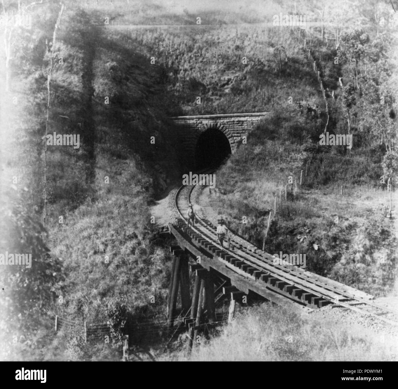 230 StateLibQld 1 149171 Railway Tunnel und Brücke auf der Western Line in der Nähe von Toowoomba, 1887 Stockfoto