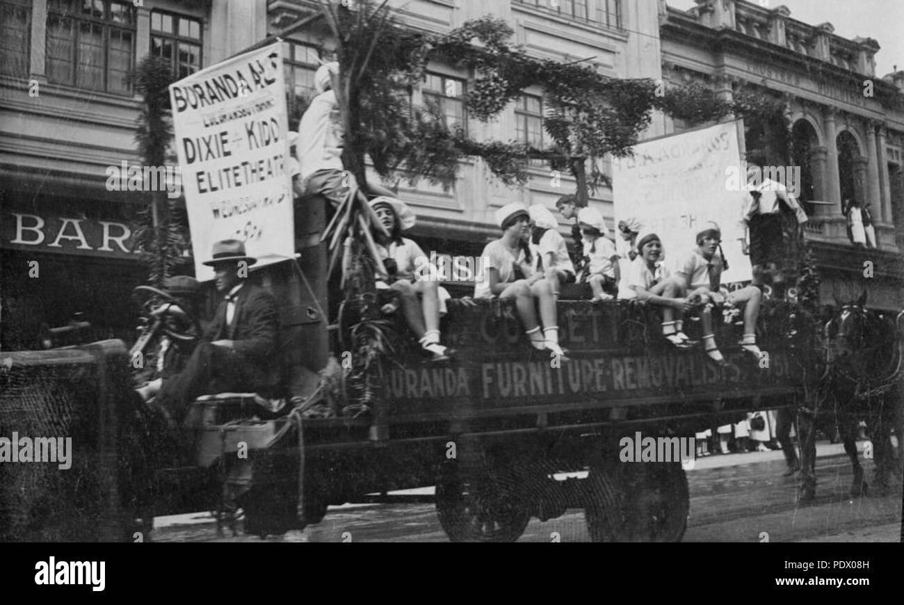 232 StateLibQld 1 152143 acht Stunden Tag Prozession float, Brisbane, 1924 Stockfoto