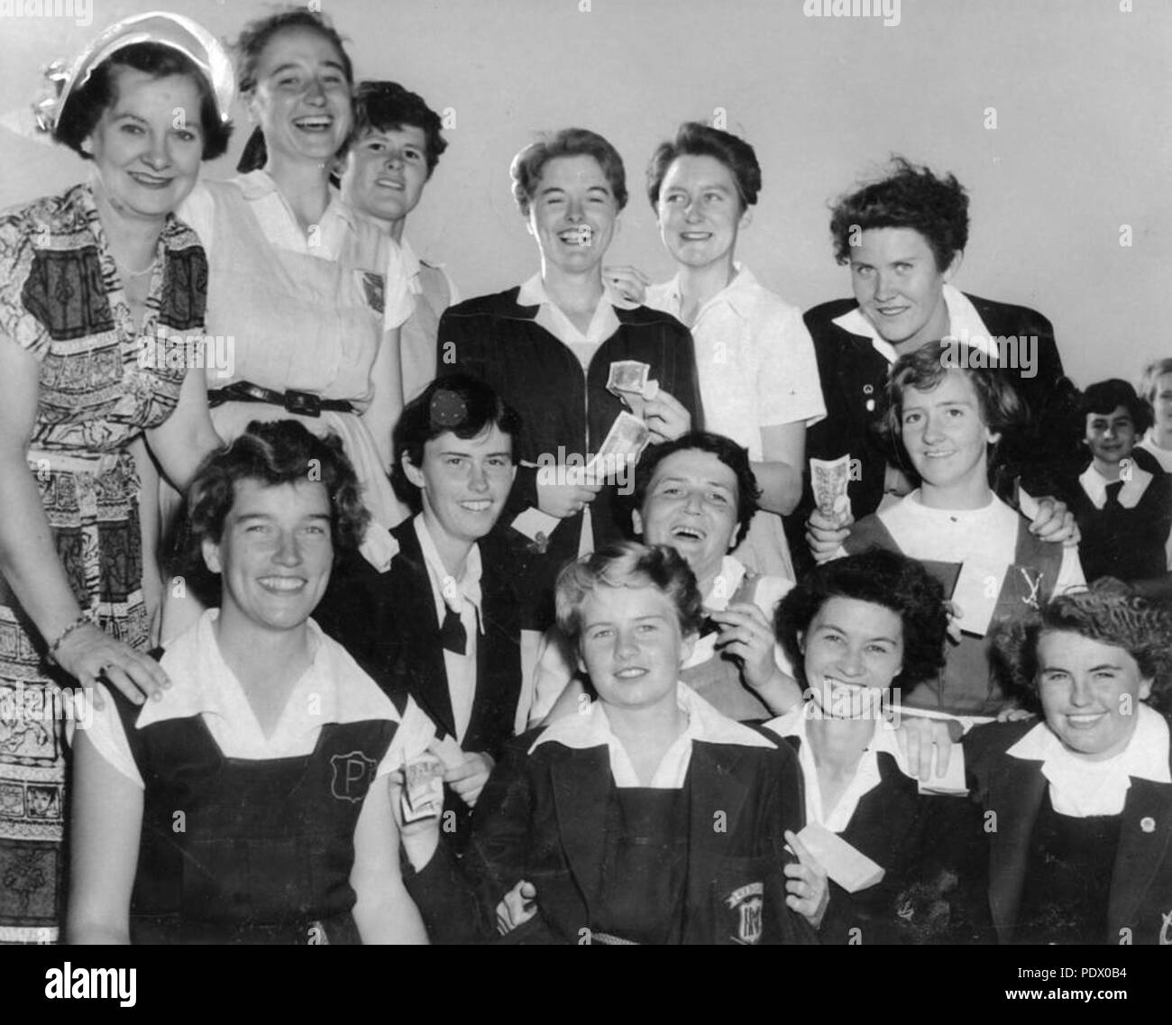 233 StateLibQld 1 152731 Mitglieder des Queensland Frauen Hockey Team, 1953 Stockfoto
