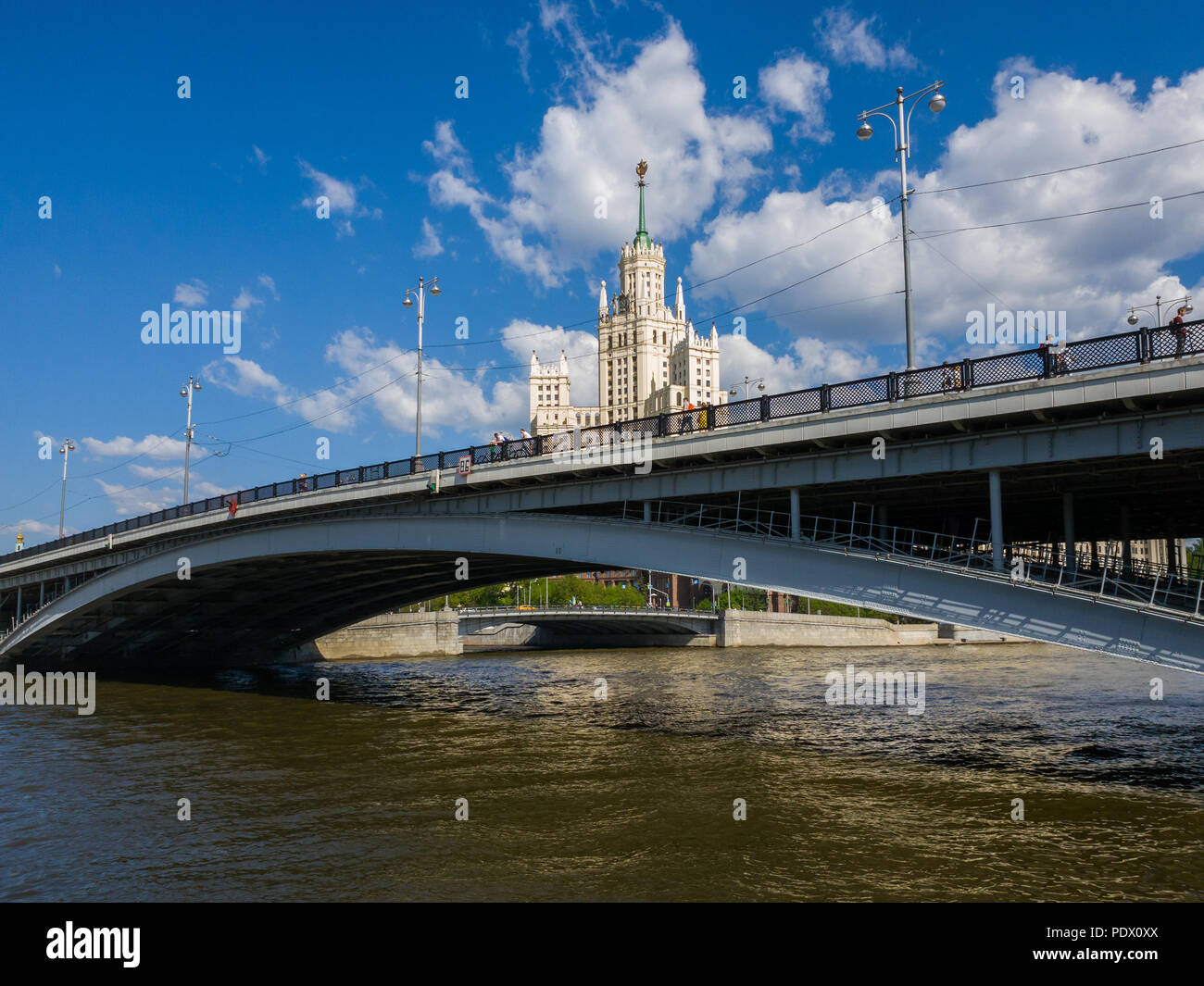 Moskau, Russland - 12. Mai. 2018. Big Ustyinsky Brücke und Stalin Wolkenkratzer Stockfoto