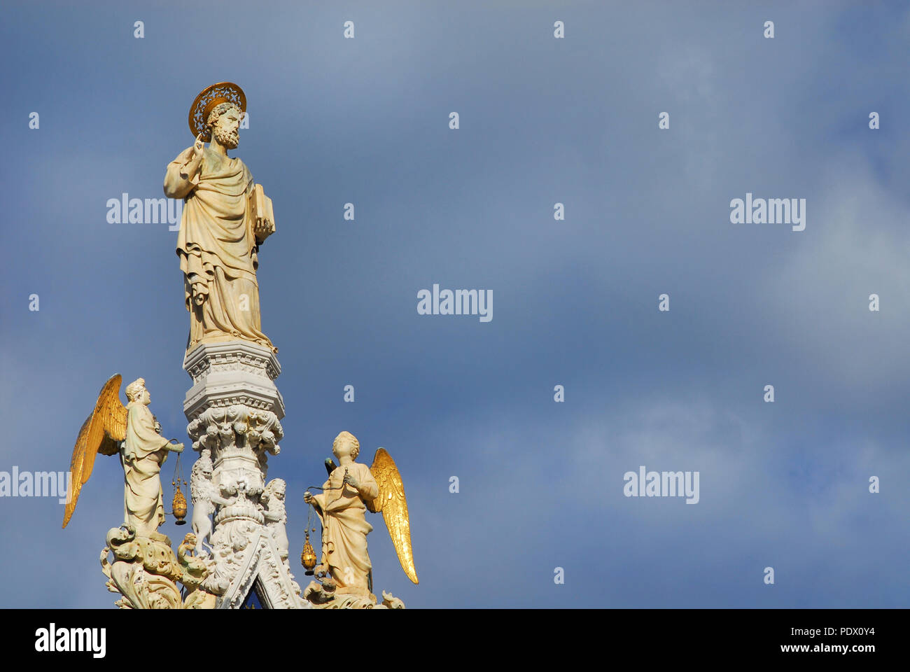 Saint Mark Segen mittelalterliche Statue mit Engel an der Spitze von Venedig Dom, 15.Jahrhundert (mit Wolken und Kopieren) Stockfoto