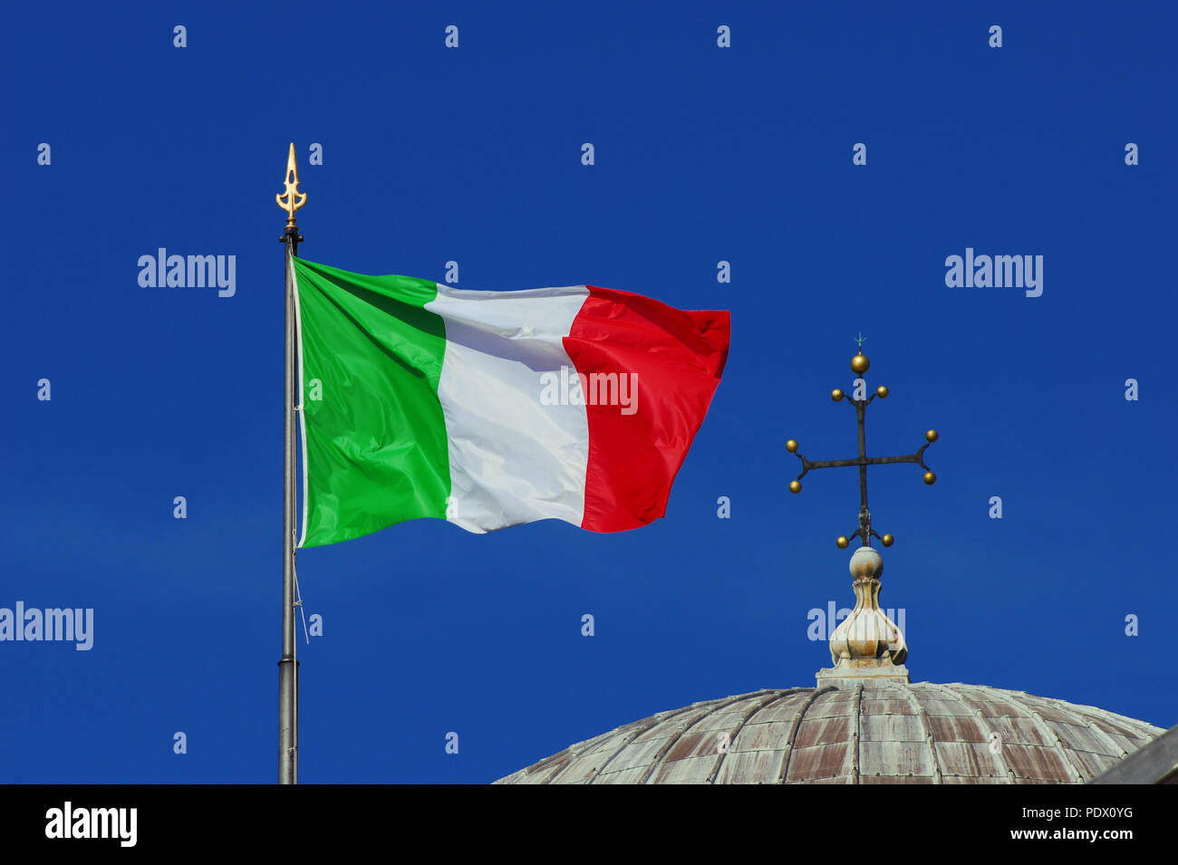 Religion und Politik in Italien. Italienische Flagge im Wind flattern in der Nähe eines christlichen Kreuz Stockfoto