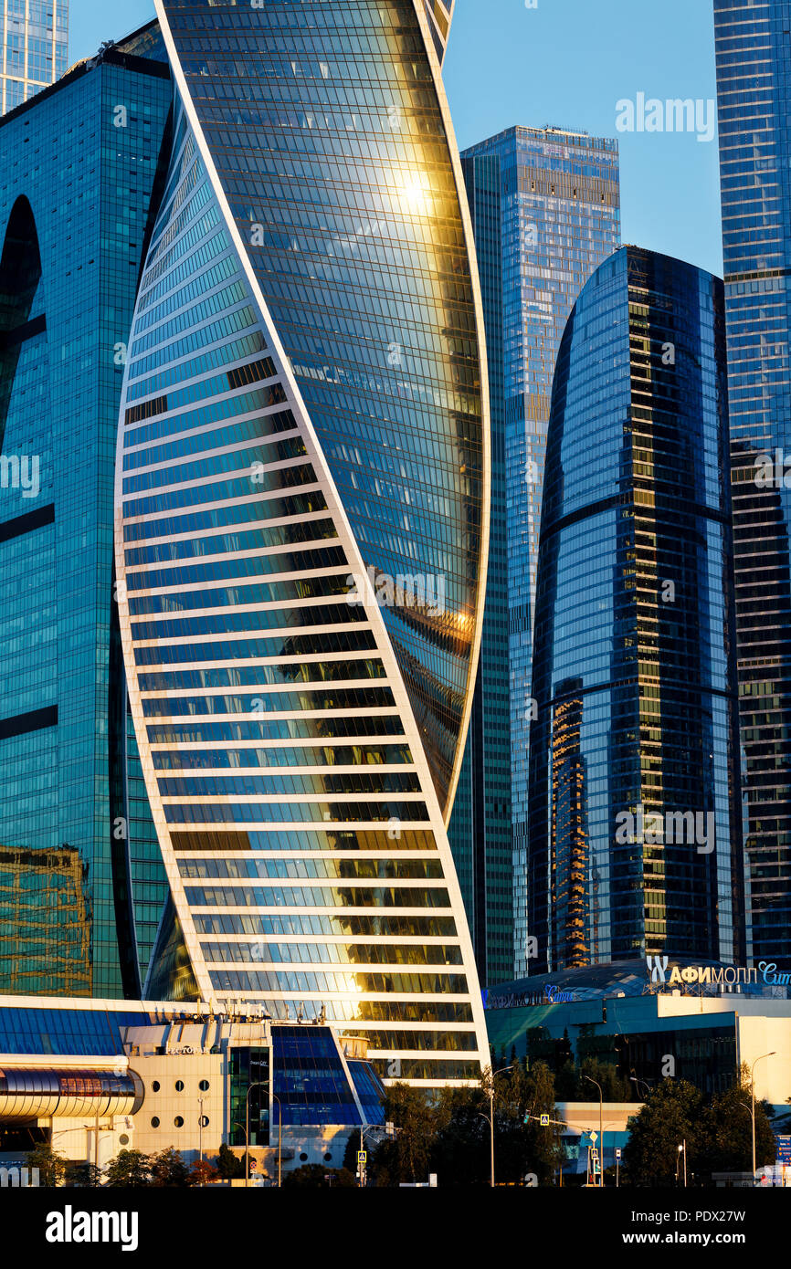 Der Evolution Tower und andere Hochhäuser des Moscow International Business Center (MIBC, oder Moscow City) bei Sonnenaufgang. Moskau, Russland. Stockfoto