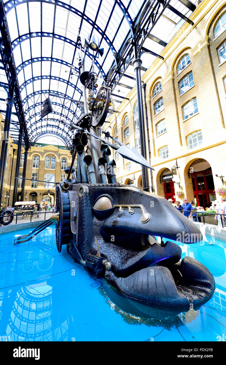 Hay's Galleria, Southwark, London, England, UK. Büros, Restaurants, Geschäfte und Wohnungen in, was ursprünglich ein Lagerhaus von Hay's Wharf. Verschieben von scul; Stockfoto