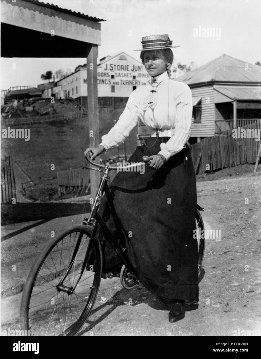 245 StateLibQld 1 184095 Frau Radfahren in Brisbane, 1890-1900 Stockfoto