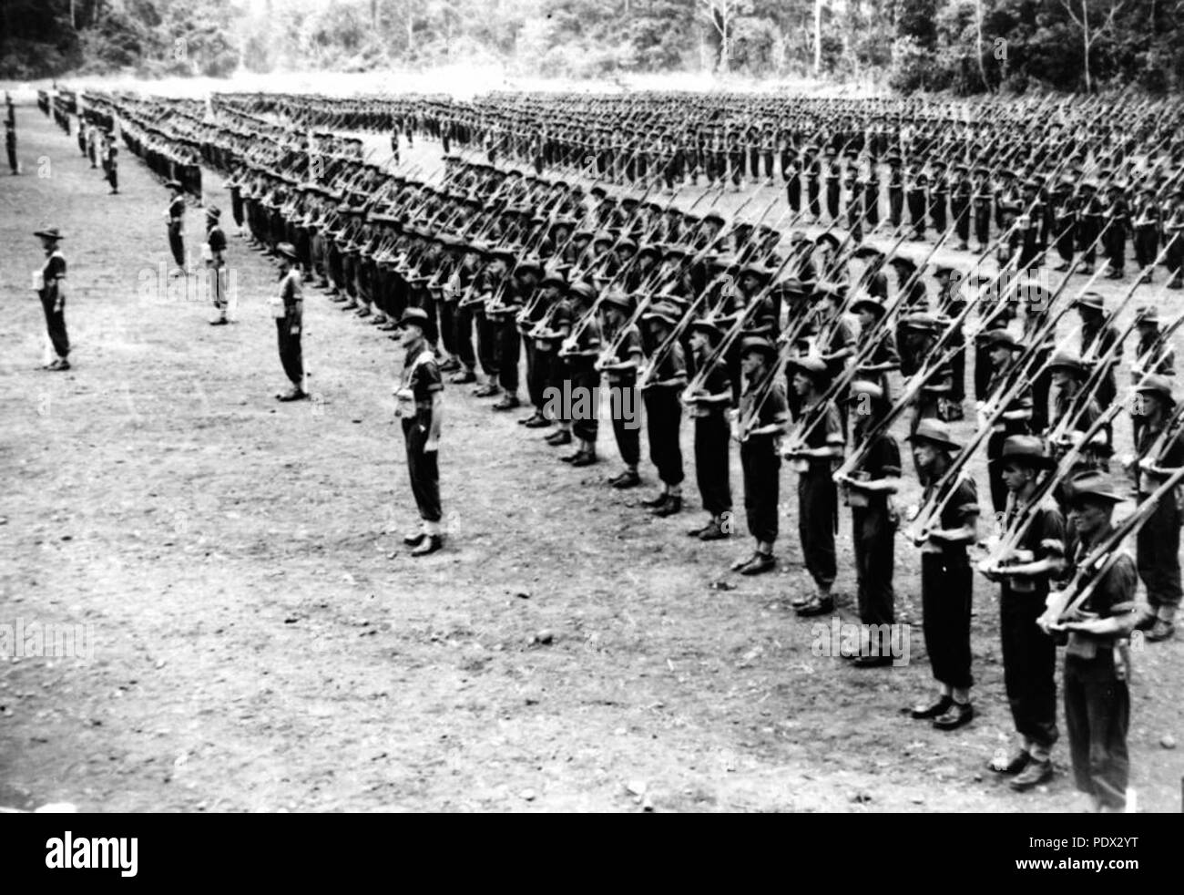 245 StateLibQld 1 185659 Australische Soldaten auf Parade in Neu Guinea, Ca. 1944 Stockfoto