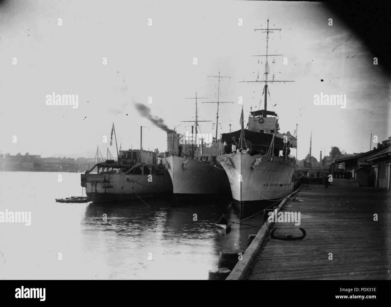 245 StateLibQld 1 186319 drei Schiffe an der Queen's Wharf, Brisbane, Ca. 1914 Stockfoto