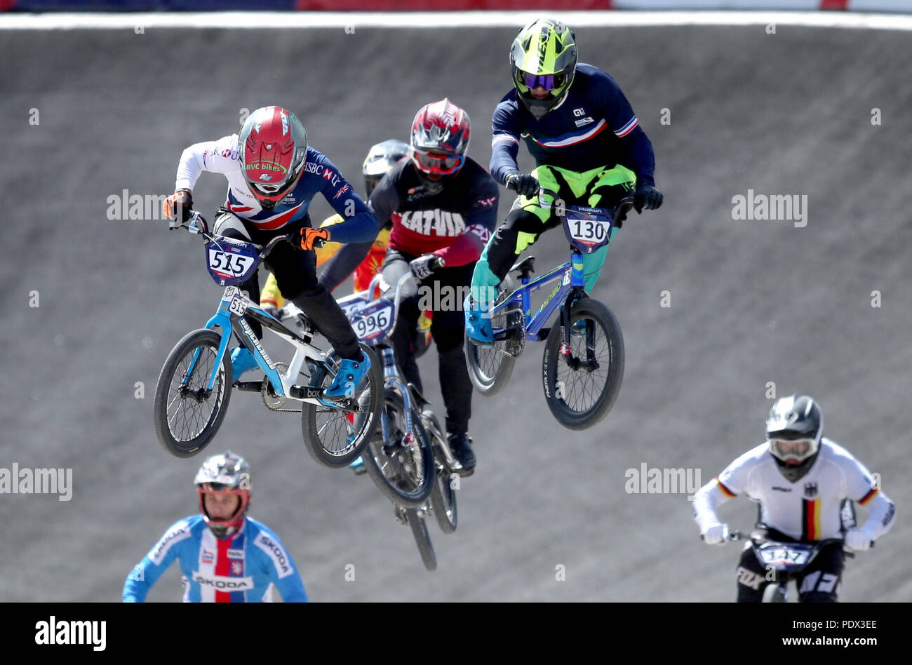 Wettbewerber (von links) Großbritanniens Paddy Shamrock, Lettland Kristens Krigers und Frankreichs Arthur Pilard im Qualifying heizt der Männer BMX bei Tag neun der 2018 Europameisterschaften im Glasgow BMX Zentrum verfolgen. Stockfoto