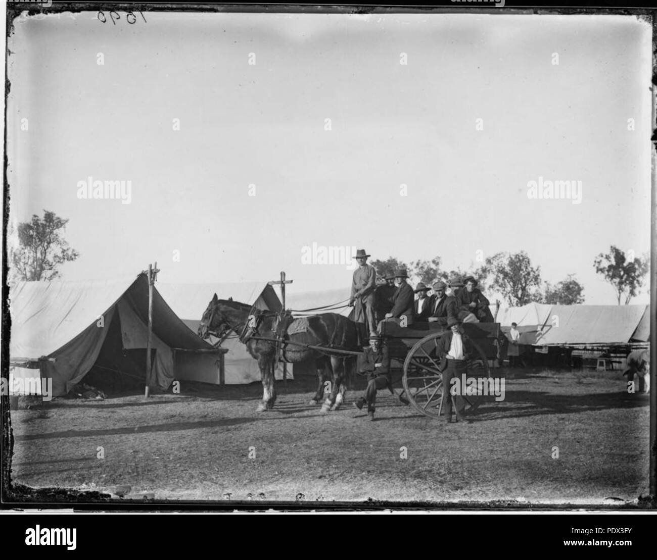 247 StateLibQld 1 192851 Männer an einem Workcamp, möglicherweise Yeronga, Ca. 1919 Stockfoto