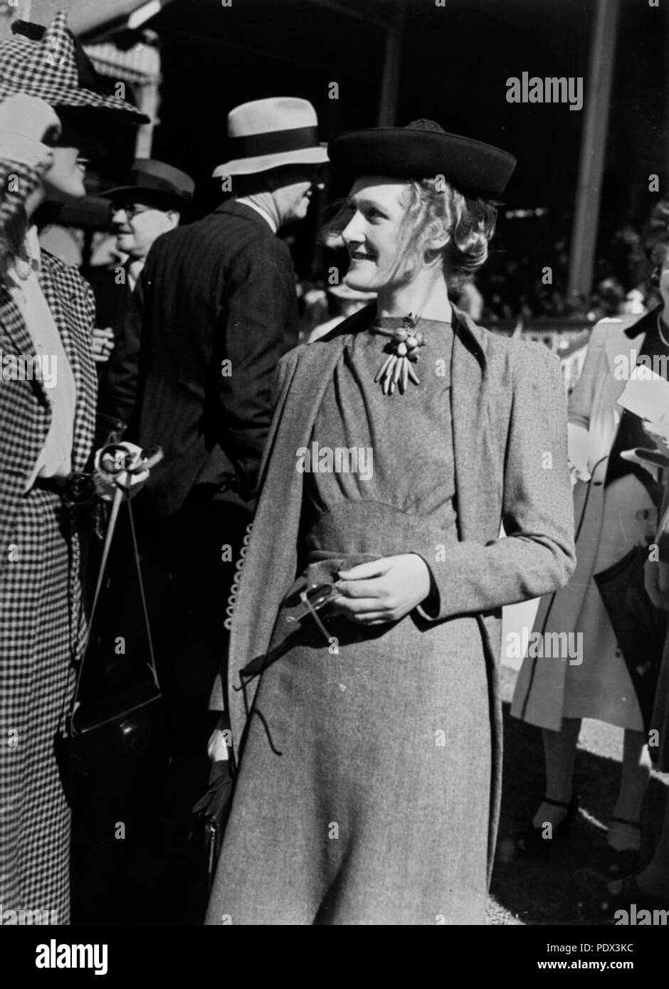 247 StateLibQld 1 194339 Frau die Teilnahme an Rennen in Ascot, Brisbane, 1939 Stockfoto