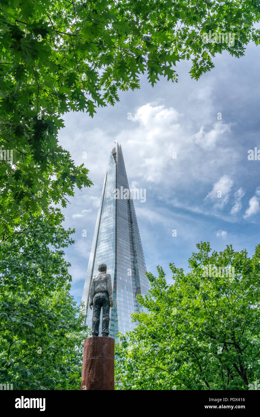 4 Aug 2018 - London, UK. Eine Skulptur von einem Mann, der von Bäumen umgeben ist, in Richtung der Shard Wolkenkratzer. Stockfoto