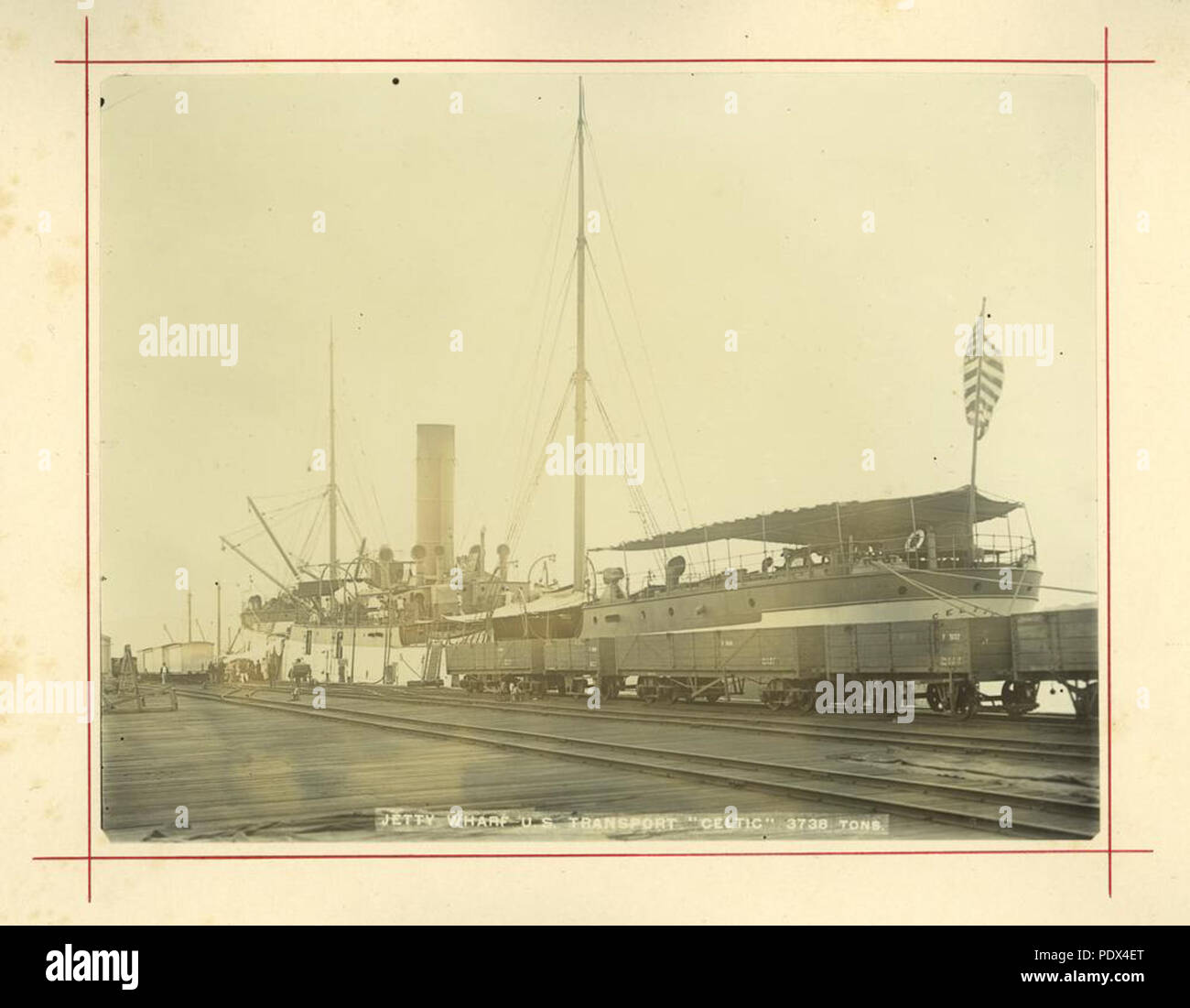 253 StateLibQld 1 234952 American Transportschiff, Keltische vertäut am Steg Wharf in Townville Stockfoto