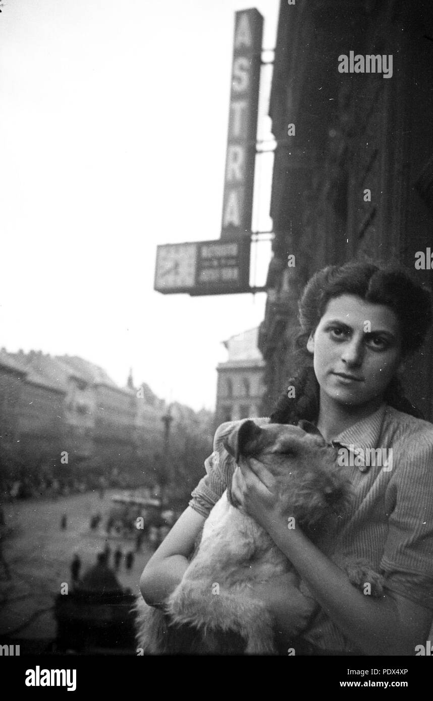 7 Nő kutyával az erkélyen eine háttérben ein Teréz Körút. 11515 Fortepan Stockfoto