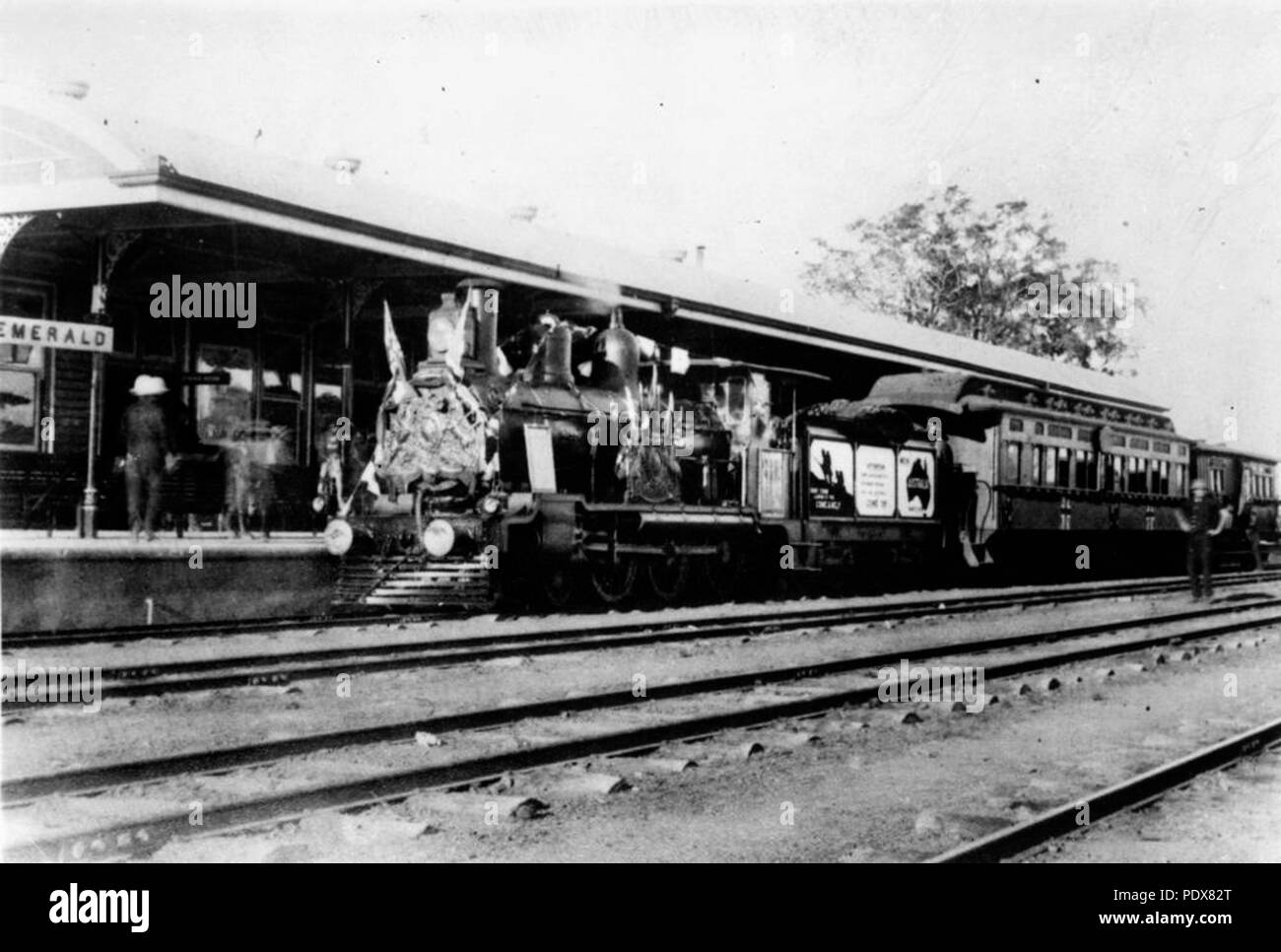 268 StateLibQld 1 51028 Recruiting Zug im Emerald während des Zweiten Weltkrieges stoppte ich Stockfoto