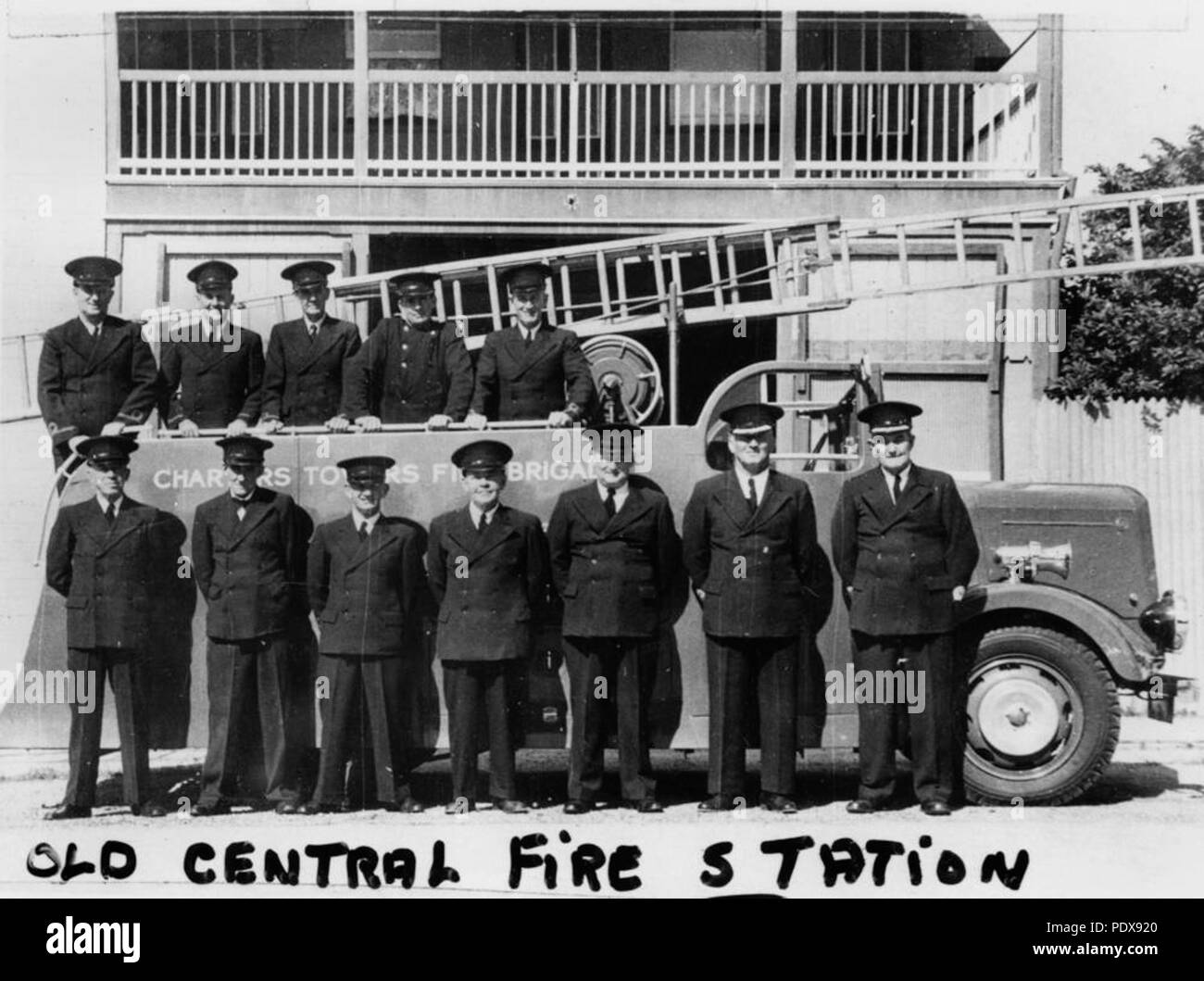 274 StateLibQld 1 85108 Charters Towers Feuerwehr auf Bow Street, Ca. 1950 Stockfoto