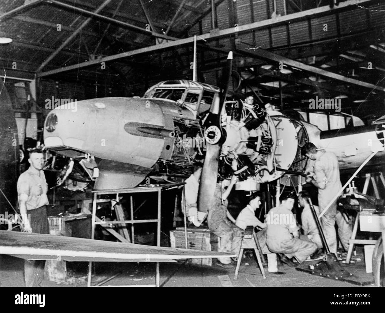 276 StateLibQld 1 88816 Flugzeugmechaniker arbeiten an einem Avro Anson Mk 1 Flugzeug, Archerfield, Ca. 1942 Stockfoto