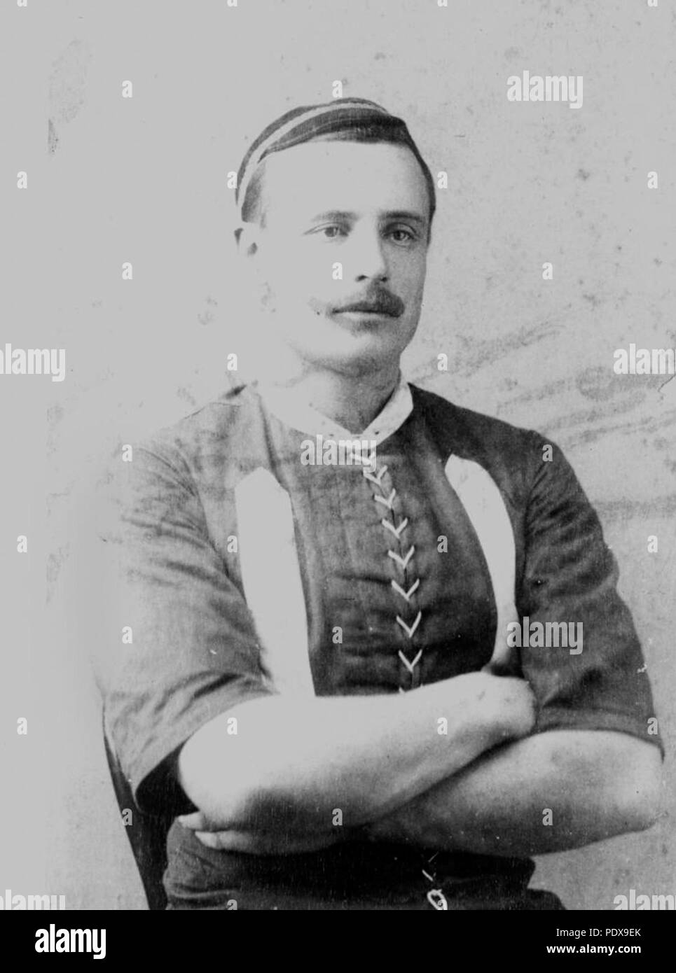 276 StateLibQld 1 90084 junger Mann in einem sportlichen Outfit, Charters Towers, 1880-1890 Stockfoto