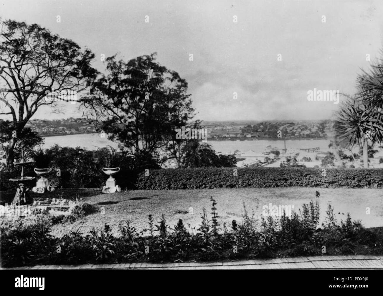 276 StateLibQld 1 91128 Ansicht von vorne von Bowen Hill Residence, Montpelier auf den Brisbane River, Ca. 1927 Stockfoto